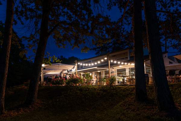 Le Bistrot de Norges · Restaurant à Norges-la-Ville · Golf de Dijon · Terrasse de nuit